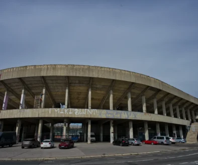 Zvětralý betonový exteriér a struktura tribuny Velkého strahovského stadionu
