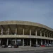 Zvětralý betonový exteriér a struktura tribuny Velkého strahovského stadionu