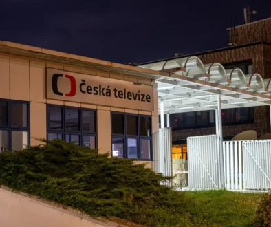 Vchod do veřejnoprávní televize po setmění