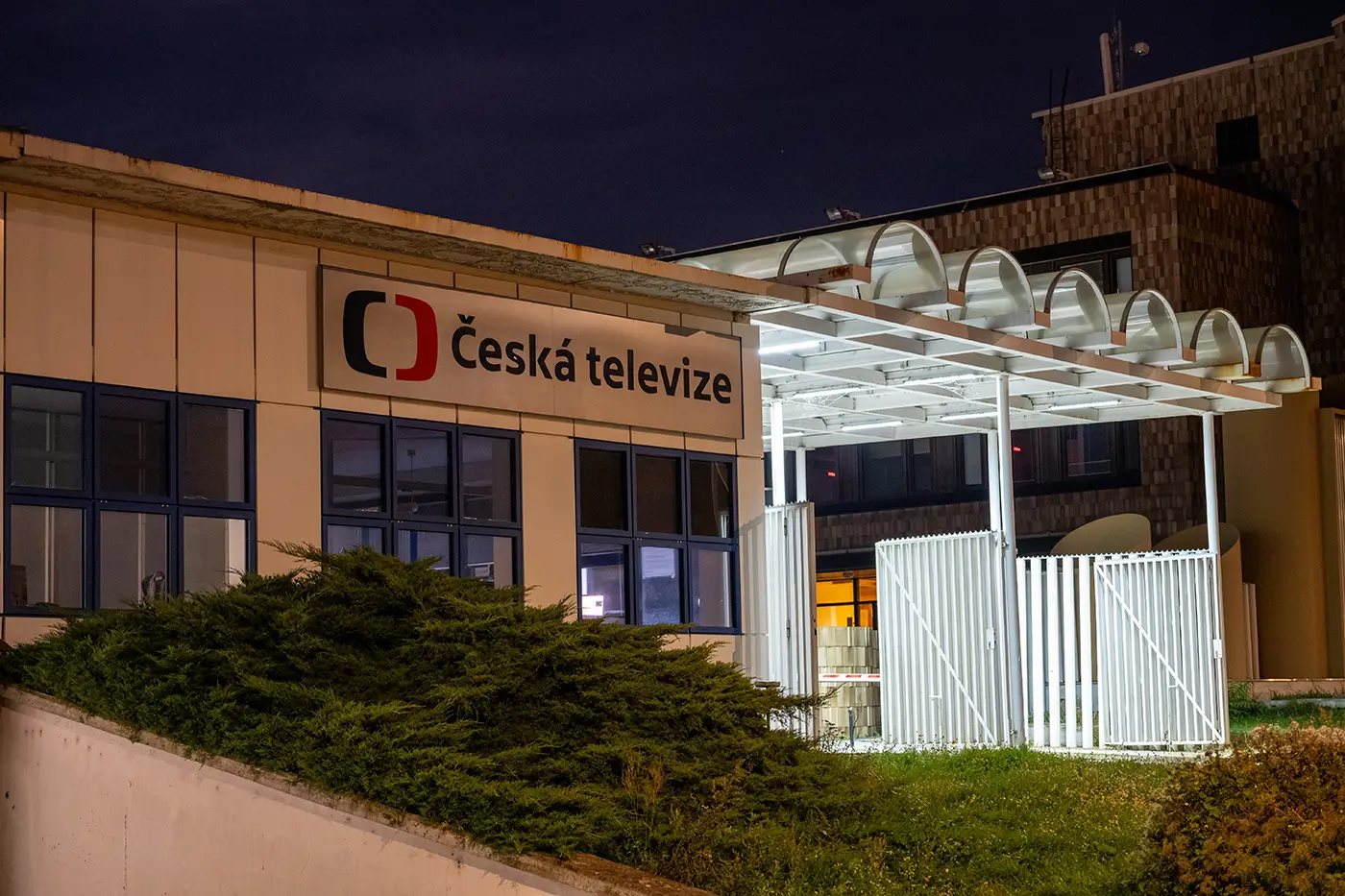 Vchod do veřejnoprávní televize po setmění